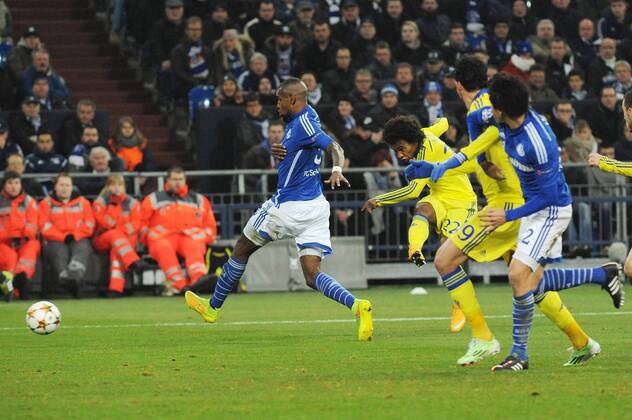 Willian ( rechts FC Chelsea ) trifft gegen Felipe Santana ( links Schalke 04 ) zum 2:0 25.11.2014 --- Fussball --- Championsleague --- Schalke 04 vs FC Chelsea , EP_TTL