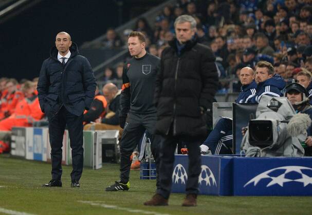 25.11.2014, xjfx, Fussball Champions League, FC Schalke 04 - Chelsea London, v.l.Trainer Di Matteo (FC Schalke 04),Head Coach Trainer Jose Mourinho (FC Chelsea London),gibt Anweisungen, gestikuliert, mit den Armen gestikulieren gives instructions, gesticulate.,gibt Anweisungen ans Team.