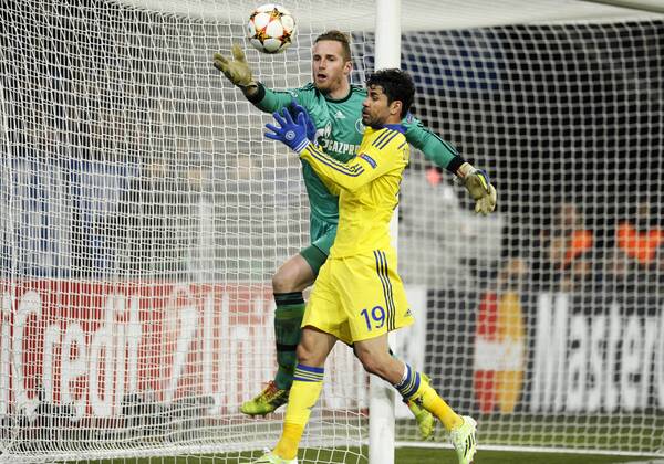 VeltinsArena Gelsenkirchen 25.11.2014, UEFA Championsleague 2014 2015 Vorrunde 5. Spieltag, Schalke 04 (S04) vs. FC Chelsea ---- Torwart Ralf Fährmann (Faehrmann) (S04) gegen Diego Costa
