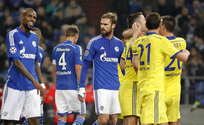 Schalkes Jan Kirchhoff (M) makes the 0:3 and Londons players celebrate the goal during the Championsleague match between FC Schalke 04 and Chelsea London, Veltins Arena in Gelsenkirchen on November 25., 2014. FC Schalke 04 vs. Chelsea London in der Champions League der Saison 2014 2015 am 25. November 2014.