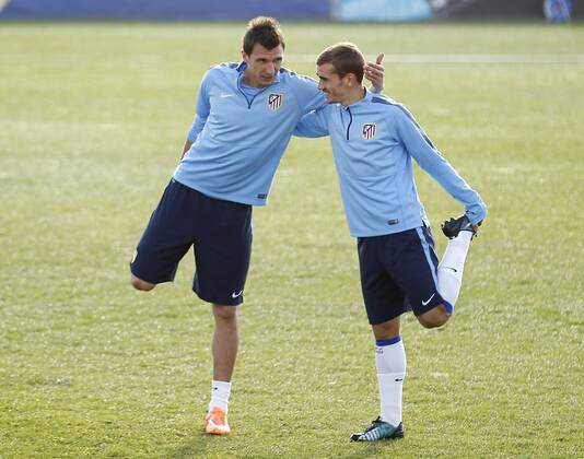 Mario Mandzukic y Antoine Griezmann. Atletico Madrid training session. In this picture, Mario Mandzukic and Antoine Griezmann. xANGELxRIVEROx 