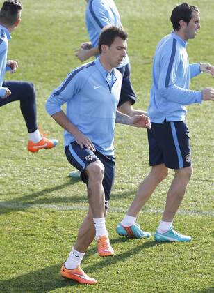 Mario Mandzukic y Diego Godin. Atletico Madrid training session. In this picture, Mario Mandzukic and Diego Godin. xANGELxRIVEROx 