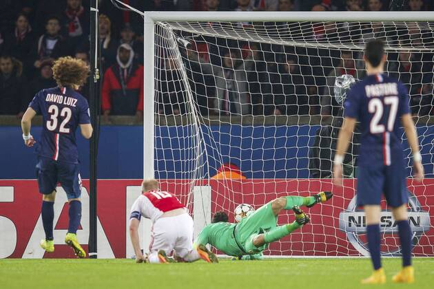 (L-R) David Luiz of Paris Saint-Germain, Davy Klaassen of Ajax, goalkeeper Salvatore Sirigu of Paris Saint-Germain, Javier Pastore of Paris Saint-Germain 1-1 during the UEFA Champions League group F match between Paris Saint-Germain and Ajax Amsterdam on November 24, 2014 at the Parc de Princes stadium in Paris, France. Paris Saint-Germain v Ajax Amsterdam UEFA Champions League Group F 2014 2015 xVIxxIVx 3301237