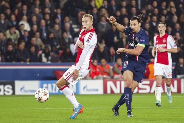 (L-R) Mike van der Hoorn of Ajax, Zlatan Ibrahimovic of Paris Saint-Germain 2-1 during the UEFA Champions League group F match between Paris Saint-Germain and Ajax Amsterdam on November 24, 2014 at the Parc de Princes stadium in Paris, France. Paris Saint-Germain v Ajax Amsterdam UEFA Champions League Group F 2014 2015 xVIxxIVx 3301287