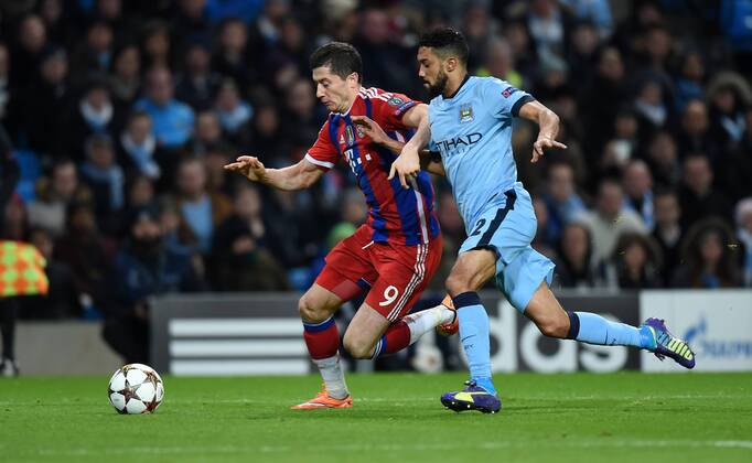 FUSSBALL CHAMPIONS LEAGUE SAISON 2014 2015 VORRUNDE Manchester City - FC Bayern Muenchen 25.11.2014 Robert Lewandowski (li, FC Bayern Muenchen) gegen Gael Clichy (re, Manchester City) 
