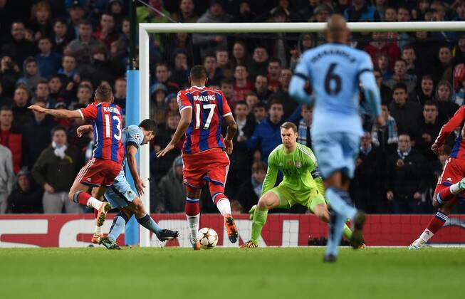 FUSSBALL CHAMPIONS LEAGUE SAISON 2014 2015 VORRUNDE Manchester City - FC Bayern Muenchen 25.11.2014 Sergio Agueero (Mitte, FC Bayern Muenchen) erzielt gegen Torwart Manuel Neuer (FC Bayern Muenchen) das Tor zum 3:2 