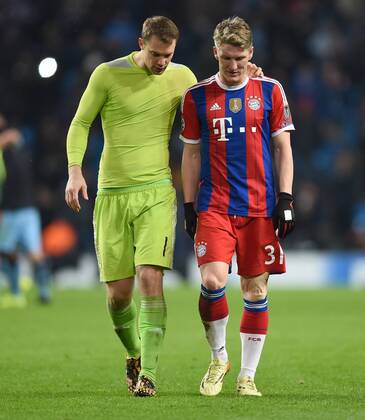 FUSSBALL CHAMPIONS LEAGUE SAISON 2014 2015 VORRUNDE Manchester City - FC Bayern Muenchen 25.11.2014 Torwart Manuel Neuer (li) und Bastian Schweinsteiger (re,beide FC Bayern Muenchen) sind nach dem Abpfiff enttaeuscht 