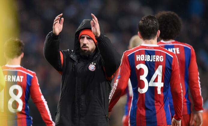 FUSSBALL CHAMPIONS LEAGUE SAISON 2014 2015 VORRUNDE Manchester City - FC Bayern Muenchen 25.11.2014 Franck Ribery (li, FC Bayern Muenchen) gruesst noch einmal, warm eingepackt, den mitgereisten Bayern Fans 