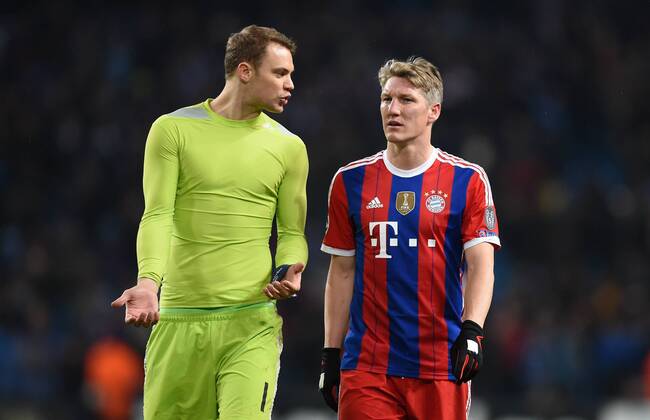 FUSSBALL CHAMPIONS LEAGUE SAISON 2014 2015 VORRUNDE Manchester City - FC Bayern Muenchen 25.11.2014 Torwart Manuel Neuer (li) und Bastian Schweinsteiger (re,beide FC Bayern Muenchen) sind nach dem Abpfiff enttaeuscht 