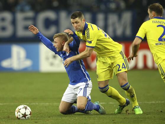 Foto : Max Meyer Schalke gegen Gary Cahill , rechts Fussball Champions League am Di. 25.11.2014 Spieltag 5 Schalke 04 - Chelsea London 0 - 5