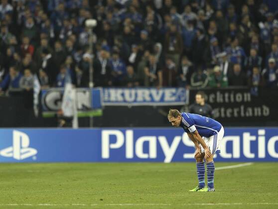 Foto : Verliere Benedikt Höwedes Schalke , nach dem Schlusspfiff Fussball Champions League am Di. 25.11.2014 Spieltag 5 Schalke 04 - Chelsea London 0 - 5