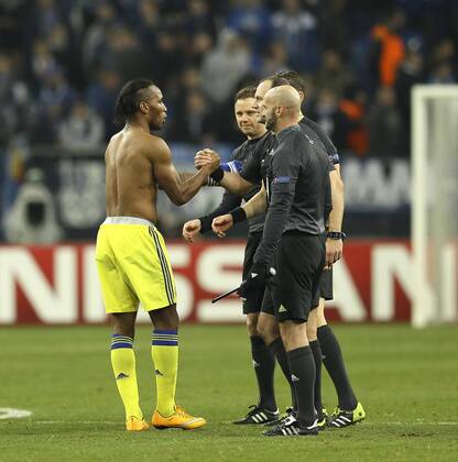 Foto : Didier Drogba (Chelsea) begrüsst die Schiris Fussball Champions League am Di. 25.11.2014 Spieltag 5 Schalke 04 - Chelsea London 0 - 5