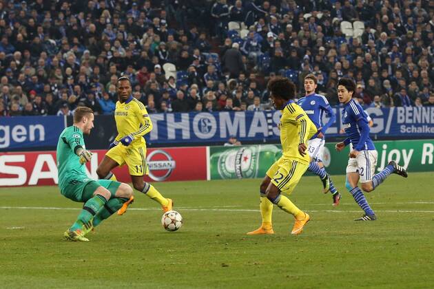Willian (FC Chelsea 22) passing the ball to Diego Costa (FC Chelsea 19) before the 4:0 with Torwart Ralf Faehrmann (FC Schalke 04 1) FC Schalke 04 vs FC Chelsea, Fussball, Champions-League, 25.11.2014 , EP_JSE