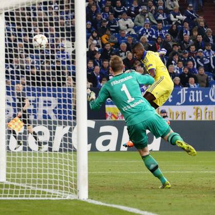 Ramires (FC Chelsea 7) scoring the 5:0 with a header against Torwart Ralf Faehrmann (FC Schalke 04 1) and Atsuto Uchida (FC Schalke 04 22) FC Schalke 04 vs FC Chelsea, Fussball, Champions-League, 25.11.2014 , EP_JSE