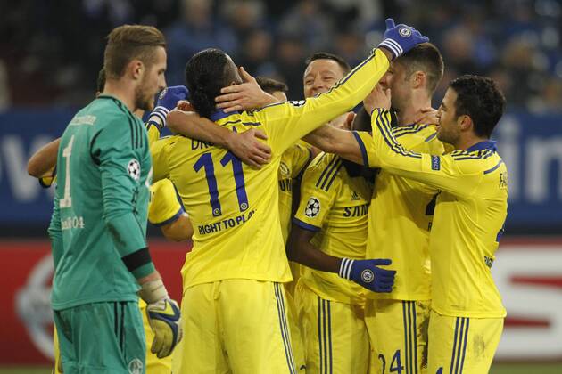 Die Mannschaft von Chealsea um Didier Drogba (FC Chelsea 11) und Captain John Terry (FC Chelsea 26 - mitte) feiert das 5:0 mit Torwart Ralf Faehrmann (FC Schalke 04 1) FC Schalke 04 vs FC Chelsea, Fussball, Champions-League, 25.11.2014 , EP_JSE