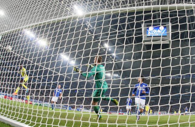 25.11.2014, xjfx, Fussball Champions League, FC Schalke 04 - Chelsea London, v.l. Goal scored, Tor zum 0:4, Ramires (FC Chelsea London),Ralf Faehrmann (FC Schalke 04),Atsuto Uchida (FC Schalke 04)