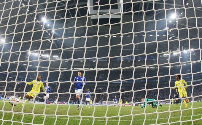 25.11.2014, xjfx, Fussball Champions League, FC Schalke 04 - Chelsea London, v.l.Goal scored, Tor zum 0:4 Didier Drogba (FC Chelsea London) jubeln jubelt, ,Atsuto Uchida (FC Schalke 04),Ralf Faehrmann (FC Schalke 04), enttaeuscht, enttaeuscht schauend, dissapointed ,Willian (FC Chelsea London)