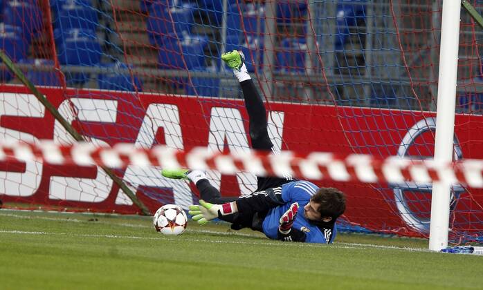 Iker Casillas. - Real Madrid - Iker Casillas. xBEATRIZxGUZMANx 