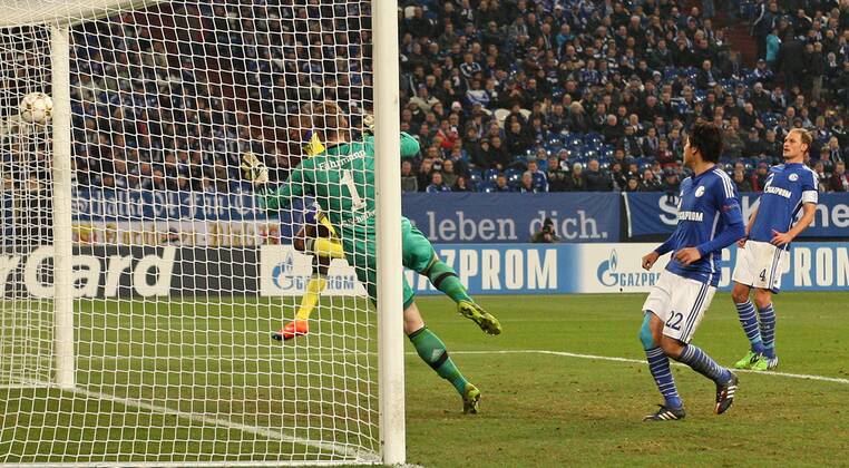 25.11.2014, Fussball Champions League 2014 2015, Vorrunde, 5.Spieltag, FC Schalke 04 - FC Chelsea London, in der Veltins-Arena auf Schalke. Tor zum 0:5 , v.l. Torschütze Ramires (FC Chelsea) , Torwart Ralf Fährmann (Schalke) , Atsuto Uchida (Schalke) , Benedikt Höwedes (Schalke) 