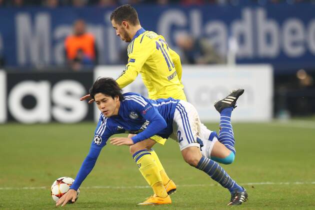 Gelsenkirchen, Deutschland 25. Oktober 2014: Champions League 14 15 - FC Schalke 04 vs. FC Chelsea. v. li. im Zweikampf Â Atsuto Uchida (Schalke) und Eden Hazard (Chelsea) md