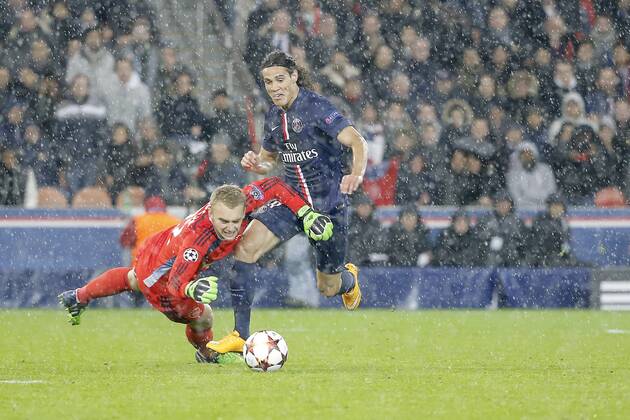 Edinson Roberto Paulo Cavani Gomez (psg) (El Matador) (El Botija) (Florestan) passe Jasper Cillessen (Ajax Amsterdam) et marque le but FOOTBALL : PSG vs Ajax Amsterdam - Ligue des Champions - 25 11 2014 StephaneAllaman Panoramic 