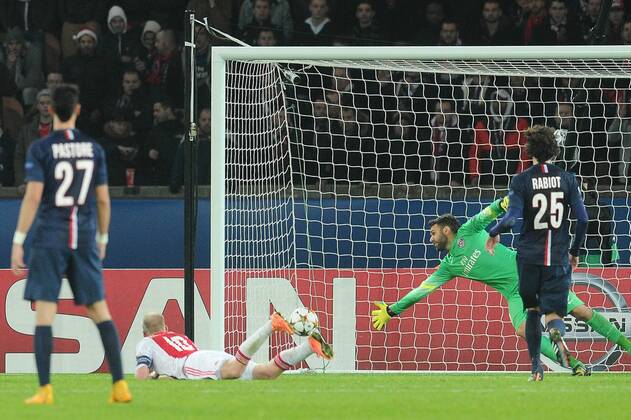 Salvatore Sirigu (PSG) but Davy Klaassen (Ajax Amsterdam) FOOTBALL : PSG vs Ajax - Champion s League - 25 11 2014 N.LeGouic FEP Panoramic 
