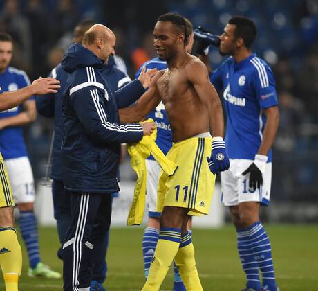 25.11.2014, Fussball, Saison 2014 15, UEFA Champions League, Vorrunde, FC Schalke 04 - FC Chelsea Co Trainer Attilio Lombardo (Schalke 04), li., ergattert sich nach dem Spiel das Trikot von Didier Drogba (FC Chelsea)