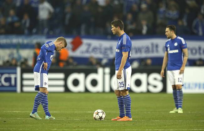Foto : Verlierer Schalke - Max Meyer und Klaas jan Huntelaar und hinten Marco Höger Fussball Champions League am Di. 25.11.2014 Spieltag 5 Schalke 04 - Chelsea London 0 - 5
