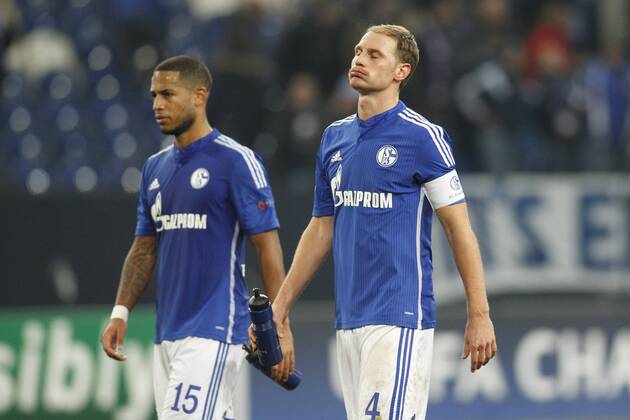 Kapitaen Benedikt Hoewedes (FC Schalke 04 4) und Dennis Aogo (FC Schalke 04 15) enttaeuscht auf dem Weg zu den Fans FC Schalke 04 vs FC Chelsea, Fussball, Champions-League, 25.11.2014 , EP_JSE