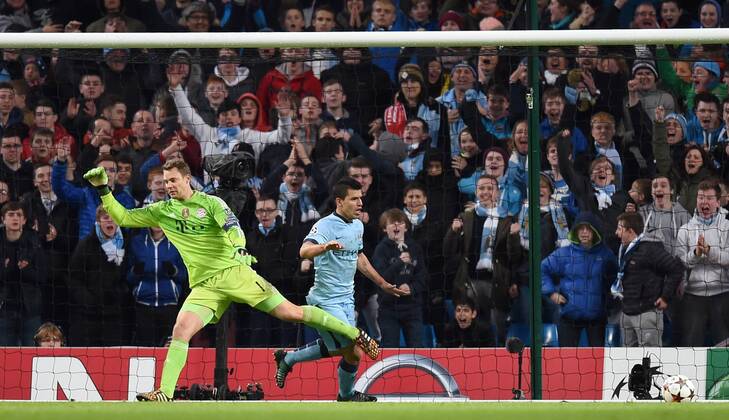 FUSSBALL CHAMPIONS LEAGUE SAISON 2014 2015 Vorrunde Manchester City - FC Bayern München 25.11.2014 Enttäuschung FC Bayern München; Torwart Manuel Neuer (li) nach dem Ausgleichstor zum 2-2 durch Sergio Kun Agüero (Manchester City) 