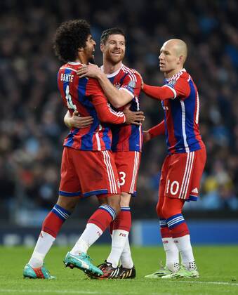 FUSSBALL CHAMPIONS LEAGUE SAISON 2014 2015 Vorrunde Manchester City - FC Bayern München 25.11.2014 JUBEL FC Bayern München; Dante, Xabi Alonso und Arjen Robben (v.li.) nach dem Tor zum 1-1 Ausgleich 