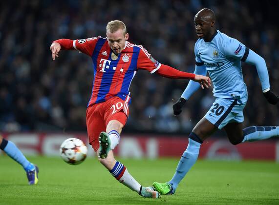 FUSSBALL CHAMPIONS LEAGUE SAISON 2014 2015 Vorrunde Manchester City - FC Bayern München 25.11.2014 Sebastian Rode (li, FC Bayern München) gegen Eliaquim Mangala (Manchester City) 