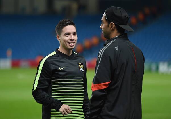 FUSSBALL CHAMPIONS LEAGUE SAISON 2014 2015 Vorrunde Manchester City - FC Bayern München 25.11.2014 Samir Nasri (li, Manchester City) im Gespräch mit Mehdi Benatia (FC Bayern München) 