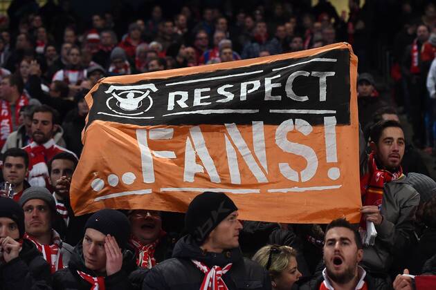 FUSSBALL CHAMPIONS LEAGUE SAISON 2014 2015 Vorrunde Manchester - FC Bayern Muenchen 25.11.2014 FC Bayern Fans fordern mit einem Plakat; Respekt Fans! 