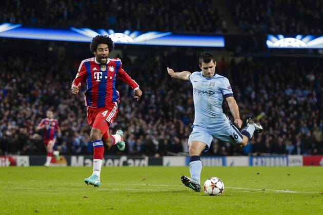 25.11.2014. Manchester, England. Champions League Group Stage. Manchester City versus Bayern Munich. Manchester City s Sergio Kun Aguero scores his second goal to equalise the game at 2-2 after an errant pass from Alonso xCraigxMercerx  ActionPlus11579190