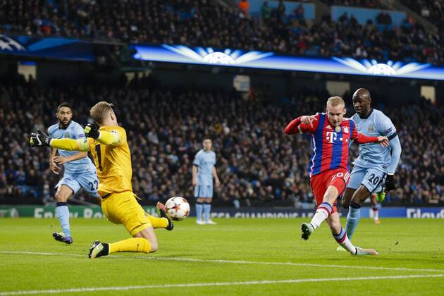 25.11.2014. Manchester, England. Champions League Group Stage. Manchester City versus Bayern Munich. Bayern Munich& x2019;s Sebastian Rode has a shot saved by Manchester City s Joe Hart xCraigxMercerx  ActionPlus11579210