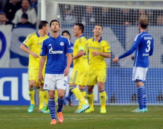 Championsleague: FC Schalke 04 - FC Chelsea 25.11.2014. Klaas-Jan Huntelaar (S04) enttäuscht nach dem 0:3. Re: 3= Jan Kirchhoff (S04). HM