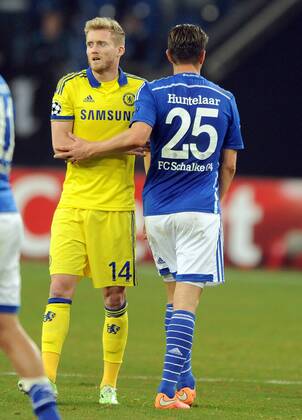 Championsleague: FC Schalke 04 - FC Chelsea 25.11.2014. Andre Schürrle (Chelsea li.) und Klaas-Jan Huntelaar (S04) nach dem Schlußpfiff. HM