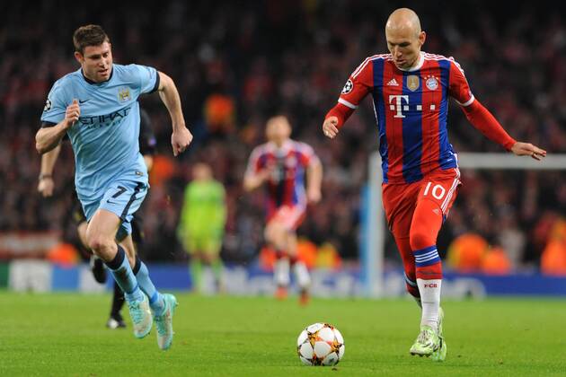 Fussball Champions League Vorrunde 5. Spieltag Manchester City - FC Bayern München am 25.11.2014 im Etihad Stadium in Manchester James Milner ( Manchester City ), links - Arjen Robben ( München ), rechts