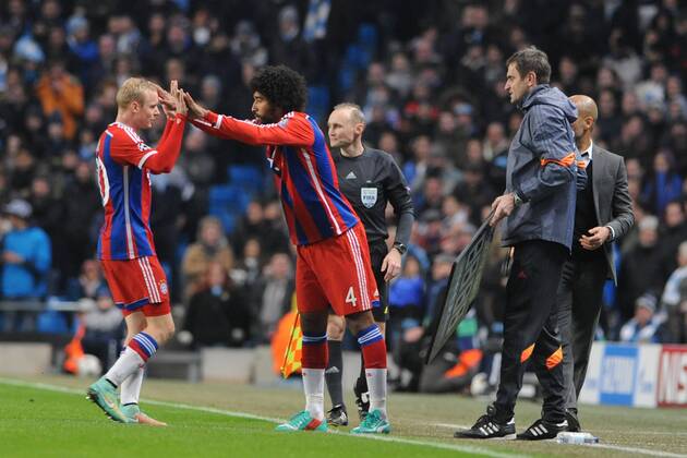 Fussball Champions League Vorrunde 5. Spieltag Manchester City - FC Bayern München am 25.11.2014 im Etihad Stadium in Manchester Sebastian Rode ( München ), links - Dante ( München ), rechts