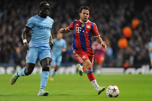 Fussball Champions League Vorrunde 5. Spieltag Manchester City - FC Bayern München am 25.11.2014 im Etihad Stadium in Manchester Bacary Sagna ( Manchester City ), links - Juan Bernat ( München ), rechts