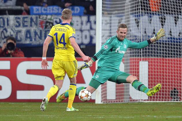FC Schalke 04 vs. Chelsea London --- Fussball --- Champions League --- 25.11.2014 Andre Schürrle, Schuerrle (Chelsea), links, Zweikampf gegen Ralf Fährmann, Faehrmann (Schalke), Parade, Torchance, Freisteller, Aktion