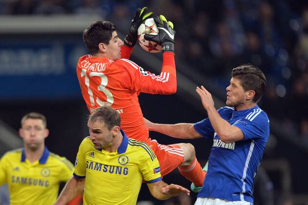 FC Schalke 04 vs. Chelsea London --- Fussball --- Champions League --- 25.11.2014 Zweikampf, von links: Branislav Ivanovic (Chelsea), Thibaut Courtois (Chelsea), Klaas-Jan, Klaas Jan Huntelaar (Schalke), Parade, Aktion, halbe Figur