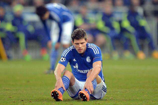 FC Schalke 04 vs. Chelsea London --- Fussball --- Champions League --- 25.11.2014 Klaas-Jan, Klaas Jan Huntelaar (Schalke), am Boden, Enttäuschung, Enttäuschung, Freisteller, Einzelbild