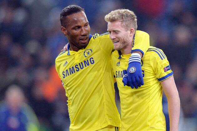 FC Schalke 04 vs. Chelsea London --- Fussball --- Champions League --- 25.11.2014 Didier Drogba (Chelsea), links, und Andre Schürrle, Schuerrle (Chelsea), Schlussjubel, Freude, Umarmung, Mimik, Gestik, halbe Figur