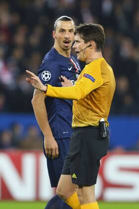 Zlatan Ibrahimovic (PSG) et Matej Jug ( arbitre ) FOOTBALL : Paris Saint Germain vs AJAX Amsterdam - Champions League - 25 11 2014 GwendolineLeGoff Panoramic 