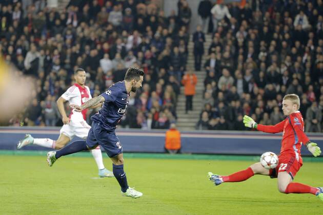 Ezequiel Ivan Lavezzi (psg) (Pocho), Jasper Cillessen (Ajax Amsterdam) tir repousse FOOTBALL : PSG vs Ajax Amsterdam - Ligue des Champions - 25 11 2014 StephaneAllaman Panoramic 