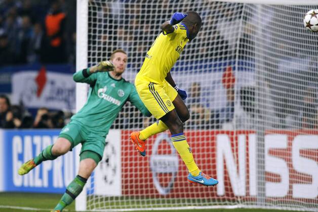 Fussball, UEFA Champions League, Herren, Saison 2014 2015, Gruppe G, 5. Spieltag, VELTINS Arena Gelsenkirchen: FC Schalke 04, S04 (blau) - Chelsea London (gelb) 0:5; Ramires (Chelsea) erzielt das 0:5, Ralf Fährmann (S04) kann nur zuschauen, Aktion.