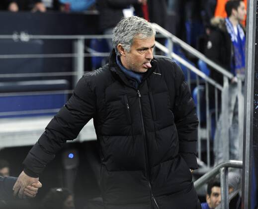 VeltinsArena Gelsenkirchen 25.11.2014, UEFA Championsleague 2014 2015 Vorrunde 5. Spieltag, Schalke 04 (S04) vs. FC Chelsea ----Chelsea Trainer Jose Mourinho streckt die Zunge raus als er Trainer Roberto DI Matteo (S04, li) vor dem Spiel die Hand reicht.