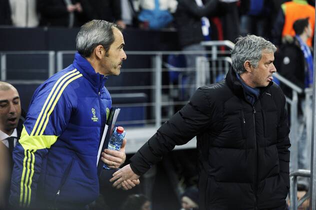 VeltinsArena Gelsenkirchen 25.11.2014, UEFA Championsleague 2014 2015 Vorrunde 5. Spieltag, Schalke 04 (S04) vs. FC Chelsea ----Chelsea Trainer Jose Mourinho streckt die Zunge raus als er Trainer Roberto DI Matteo (S04, li) vor dem Spiel die Hand reicht. mitte:: Chelsea Torwarttrainer Christophe Lollichon